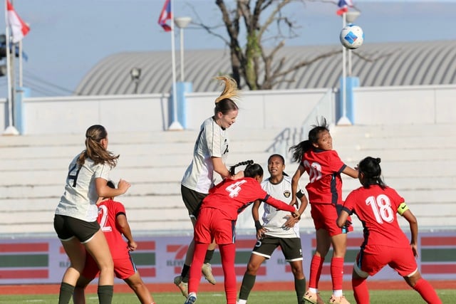 小柄なベトナム女子チームが、身長約1.90メートルの「巨漢」インドネシア外国人選手たちと対戦。戦略を練る必要がある! - 写真2。 Đội tuyển nữ Việt Nam ‘bé xíu’ đấu ‘ngoại binh khổng lồ’ gần 1,90 m của Indonesia: Phải tính kế! - Ảnh 2.