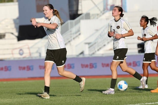 小柄なベトナム女子チームが、身長約1.90メートルの「巨漢」インドネシア外国人選手たちと対戦。戦略を練る必要がある! - 写真3。 Đội tuyển nữ Việt Nam ‘bé xíu’ đấu ‘ngoại binh khổng lồ’ gần 1,90 m của Indonesia: Phải tính kế! - Ảnh 3.