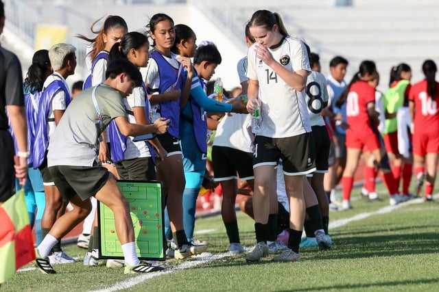 小柄なベトナム女子チームが、身長約1.90メートルの「巨漢」インドネシア外国人選手たちと対戦。戦略を練る必要がある! - 写真4。 Đội tuyển nữ Việt Nam ‘bé xíu’ đấu ‘ngoại binh khổng lồ’ gần 1,90 m của Indonesia: Phải tính kế! - Ảnh 4.