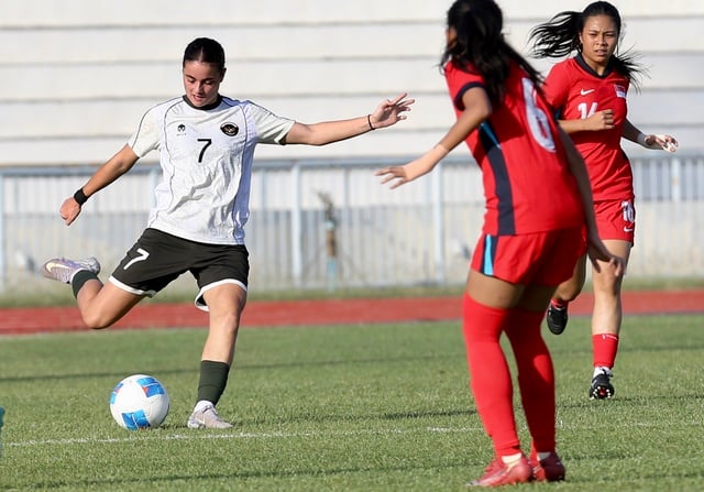 小柄なベトナム女子チームが、身長約1.90メートルの「巨漢」インドネシア外国人選手たちと対戦。戦略を練る必要がある! - 写真5。 Đội tuyển nữ Việt Nam ‘bé xíu’ đấu ‘ngoại binh khổng lồ’ gần 1,90 m của Indonesia: Phải tính kế! - Ảnh 5.