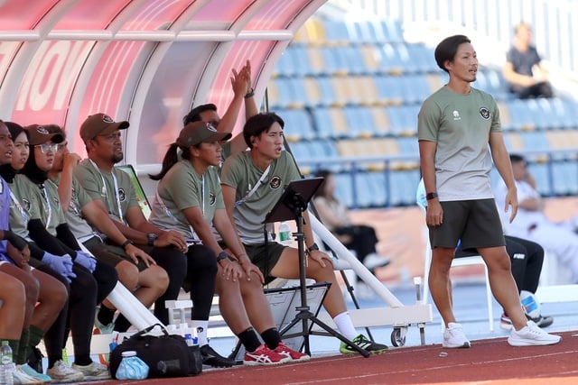 小柄なベトナム女子チームが、身長約1.90メートルの「巨漢」インドネシア外国人選手たちと対戦。戦略を練る必要がある! - 写真6。 Đội tuyển nữ Việt Nam ‘bé xíu’ đấu ‘ngoại binh khổng lồ’ gần 1,90 m của Indonesia: Phải tính kế! - Ảnh 6.