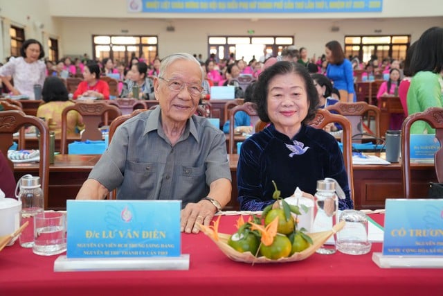 นางเจื่อง มาย ฮวา อดีตรองประธานาธิบดีเวียดนาม และนายลู่ วัน เดียน อดีตเลขาธิการคณะกรรมการพรรคประจำจังหวัดเกิ่นโถ เข้าร่วมการประชุม Bà Trương Mỹ Hoa – Nguyên Phó Chủ tịch nước và Ông Lư Văn Điền, nguyên Bí thư Tỉnh ủy Cần Thơ tại đại hội
