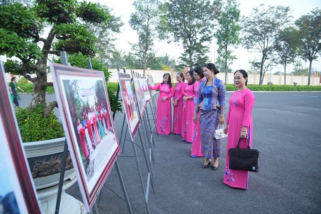 ผู้แทนชมภาพผลงานของสตรีในเมืองเกิ่นโถ ซึ่งจัดแสดงในงานประชุมครั้งนี้ Đại biểu xem những hình ảnh về công tác phụ nữ tại TP Cần Thơ được triển lãm tại đại hội