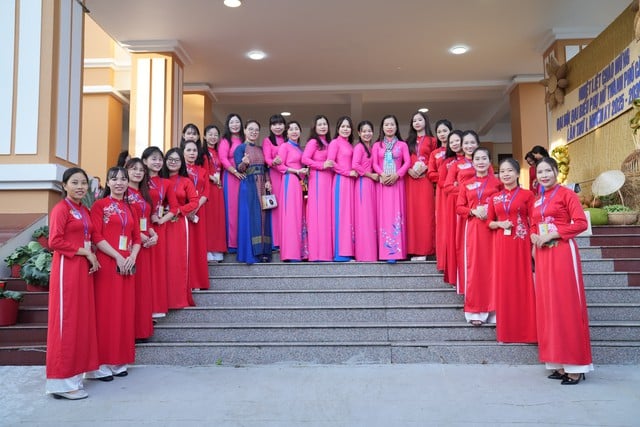 ตัวแทนจากสหภาพสตรีตำบลบิ่ญอาน (สวมเสื้อสีชมพู) และทีมงานต้อนรับก่อนพิธีเปิด Các đại biểu của Hội LHPN phường Bình An (áo hồng) và đội ngũ lễ tân trước giờ khai mạc