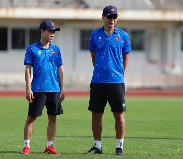 베트남 U23 대표팀이 '갑자기' 멋진 새 경기장에서 훈련하게 됐습니다. 191cm의 스타 선수는 무실점을 기록하겠다는 의지를 다지고 있습니다. U.23 Việt Nam ‘tự dưng’ được tập sân mới đẹp mê li, sao 1,91 m quyết trắng lưới: Phải thắng Philippines- Ảnh 1.