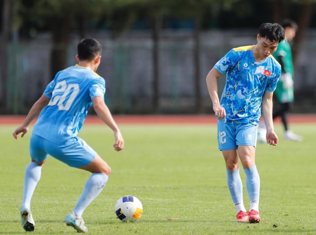 베트남 U23 대표팀이 '갑자기' 멋진 새 경기장에서 훈련하게 됐습니다. 191cm의 스타 선수는 무실점을 기록하겠다는 의지를 보이며 U.23 Việt Nam ‘tự dưng’ được tập sân mới đẹp mê li, sao 1,91 m quyết trắng lưới: Phải thắng Philippines- Ảnh 3.