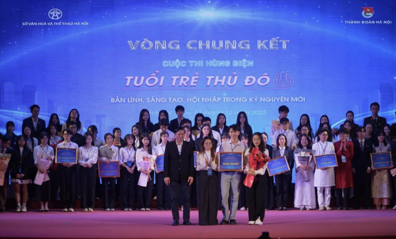 দো হাই আন, লে থি থু হা এবং ভু মিন তিয়েনের সদস্যদের সমন্বয়ে গঠিত সুনামি দলটি ২০২৫ সালের পাবলিক স্পিকিং প্রতিযোগিতায় দুর্দান্তভাবে প্রথম পুরস্কার জিতেছে। (ছবি: আয়োজক কমিটি) Đội Tsunami gồm các thành viên Đỗ Hải Anh, Lê Thị Thu Hà và Vũ Minh Tiến xuất sắc đoạt giải Nhất cuộc thi Hùng biện năm 2025. (Ảnh: Ban tổ chức)