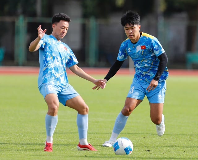 베트남 U23 대표팀이 '갑자기' 멋진 새 경기장에서 훈련하게 됐습니다. 191cm의 스타 선수는 무실점을 기록하겠다는 의지를 다지고 있습니다. U.23 Việt Nam ‘tự dưng’ được tập sân mới đẹp mê li, sao 1,91 m quyết trắng lưới: Phải thắng Philippines- Ảnh 4.