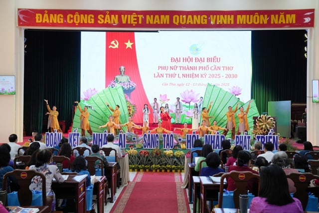 การแสดงทางวัฒนธรรมเพื่อต้อนรับคณะผู้แทน Văn nghệ chào mừng các đại biểu