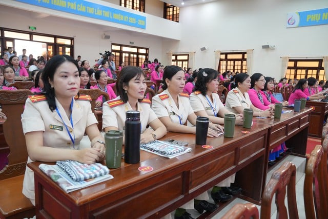 ผู้แทนหญิงจากกองกำลังตำรวจในการประชุมใหญ่ Các nữ đại biểu ngành công an tại đại hội