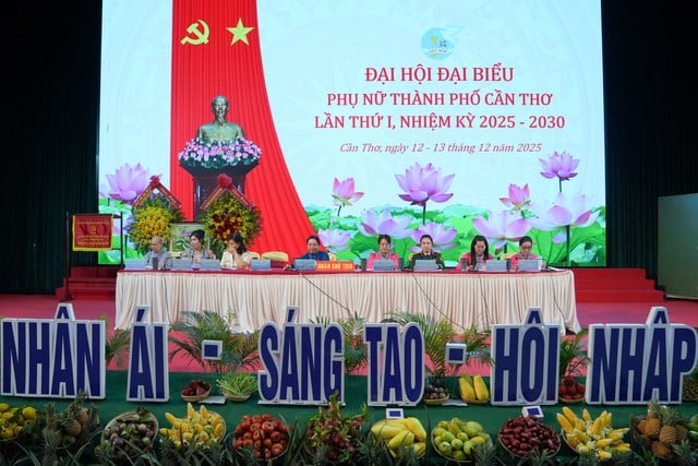 สมาชิกของคณะกรรมการบริหารในการประชุม Các thành viên Đoàn chủ tịch tại đại hội