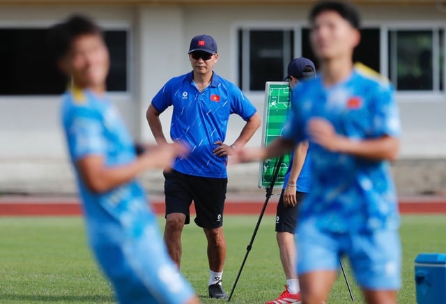 베트남 U23 대표팀이 '갑자기' 멋진 새 경기장에서 훈련하게 됐습니다. 191cm의 스타 선수는 무실점을 기록하겠다는 의지를 다지며 U.23 Việt Nam ‘tự dưng’ được tập sân mới đẹp mê li, sao 1,91 m quyết trắng lưới: Phải thắng Philippines- Ảnh 5.