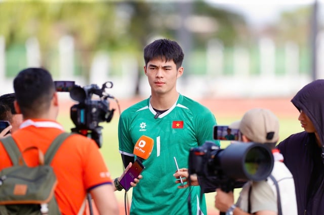 베트남 U23 대표팀이 '갑자기' 멋진 새 경기장에서 훈련하게 됐습니다. 191cm의 스타 선수는 무실점을 기록하겠다는 의지를 다지고 있습니다. U.23 Việt Nam ‘tự dưng’ được tập sân mới đẹp mê li, sao 1,91 m quyết trắng lưới: Phải thắng Philippines- Ảnh 6.