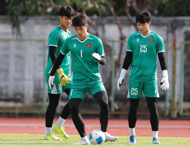 베트남 U23 대표팀이 '갑자기' 멋진 새 경기장에서 훈련하게 됐습니다. 191cm의 스타 선수는 무실점을 기록하겠다는 의지를 다지고 있습니다. U.23 Việt Nam ‘tự dưng’ được tập sân mới đẹp mê li, sao 1,91 m quyết trắng lưới: Phải thắng Philippines- Ảnh 7.