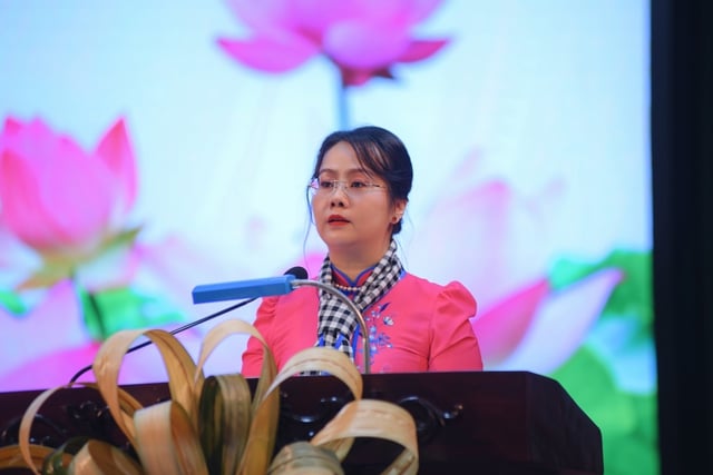 นางเหงียน ถิ ถุย ลินห์ สมาชิกคณะกรรมการกลางสหภาพสตรีเวียดนาม สมาชิกคณะกรรมการพรรคเมือง รองประธานคณะกรรมการแนวร่วมปิตุภูมิเวียดนามประจำเมือง และประธานสหภาพสตรีเมืองวาระปี 2025-2030 ได้กล่าวสุนทรพจน์ในที่ประชุม Bà Nguyễn Thị Thùy Linh được chỉ là Ủy viên Đoàn Chủ tịch Trung ương Hội Liên hiệp Phụ nữ Việt Nam, Thành ủy viên, Phó Chủ tịch Ủy ban Mặt trận Tổ quốc Việt Nam Thành phố, Chủ tịch Hội Liên hiệp Phụ nữ TP nhiệm kỳ 2025-2030 phát biểu tại đại hội