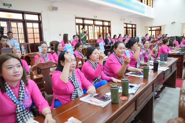 ลงคะแนนเพื่ออนุมัติมติของรัฐสภา Biểu quyết thông qua nghị quyết đại hội