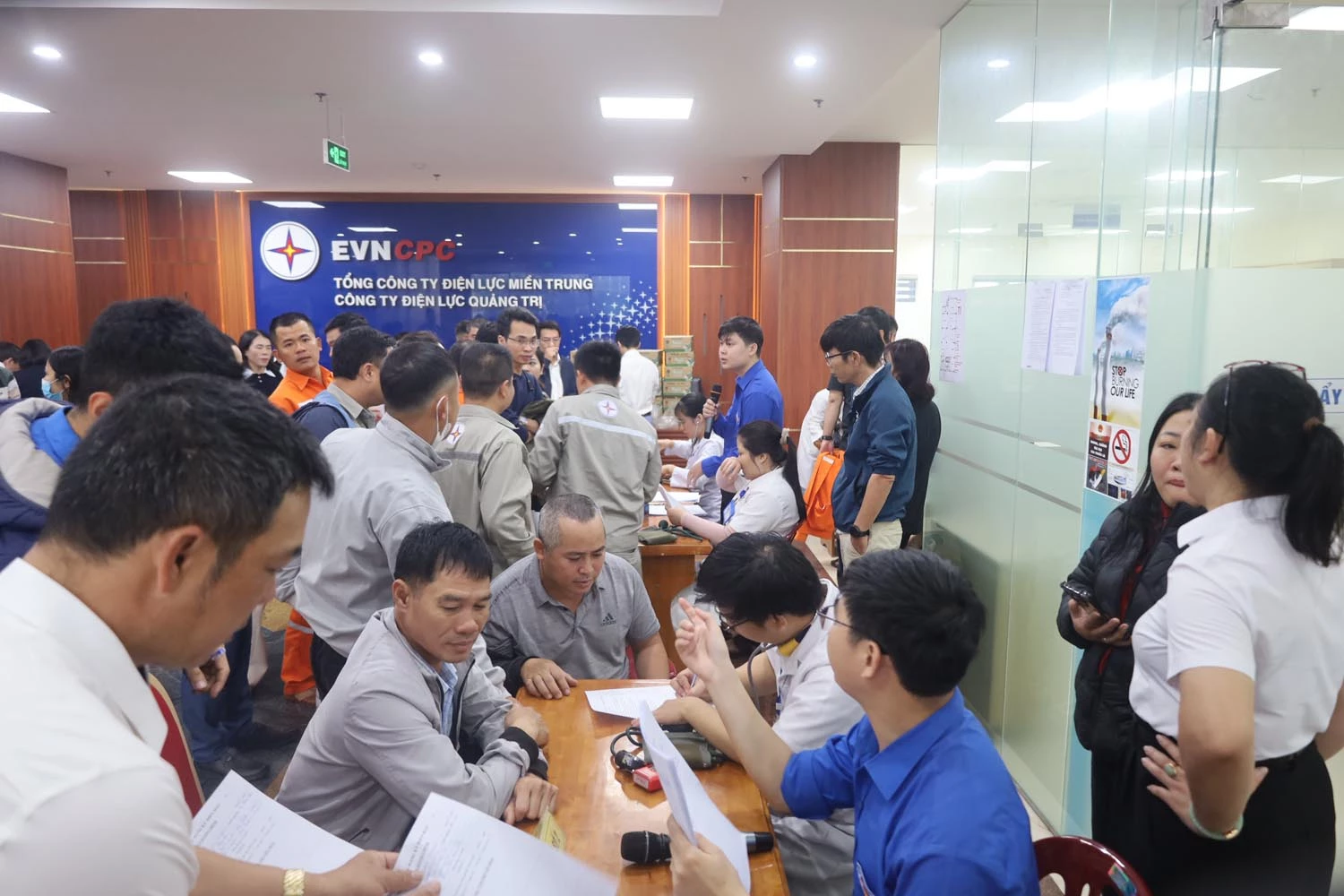 អ្នកស្ម័គ្រចិត្តចូលរួមក្នុងការបរិច្ចាគឈាមនៅក្នុងសប្តាហ៍ពណ៌ផ្កាឈូក EVN លើកទី១១ ឆ្នាំ២០២៥ ដែលរៀបចំឡើងដោយសហការជាមួយ PC Quang Tri។