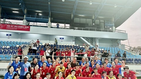 គ្រូបង្វឹក ម៉ៃ ឌឹកជុង៖ «ក្រុមទាំងមូលបានប្រយុទ្ធដោយស្មារតីដ៏អង់អាចក្លាហានរបស់ស្ត្រីវៀតណាម»។