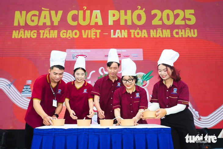 Otestujte si své dovednosti v míchání pho na Pho Day 2025 - Foto 1. Ngày của Phở - Ảnh 1.
