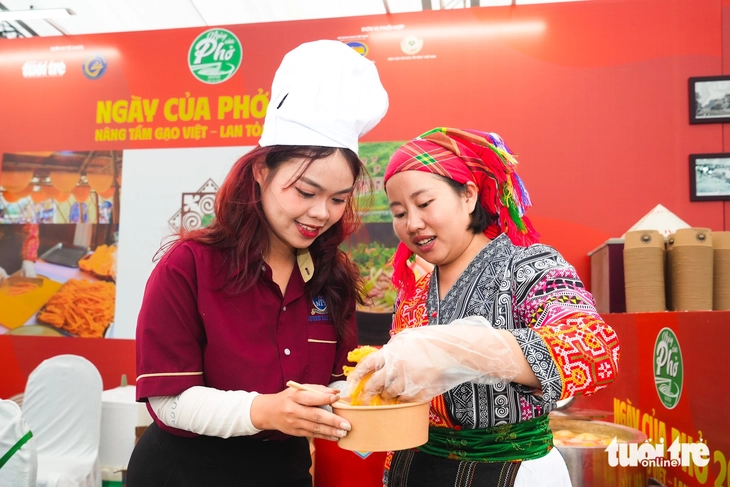 Otestujte si své dovednosti v míchání pho na Pho Day 2025 - Foto 2. Ngày của Phở - Ảnh 2.