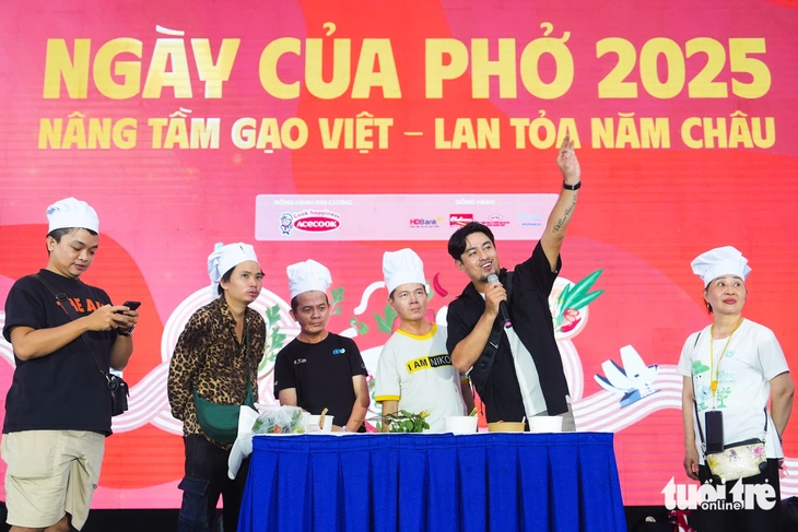 Otestujte si své dovednosti v míchání pho na Pho Day 2025 - Foto 8. Ngày của Phở - Ảnh 8.