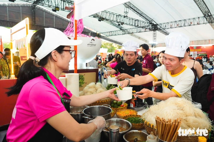 Otestujte si své dovednosti v míchání pho na Pho Day 2025 - Foto 9. Ngày của Phở - Ảnh 9.