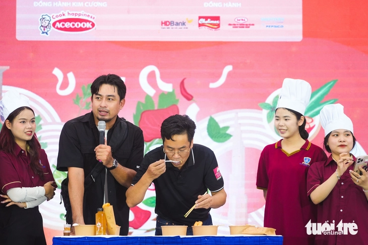Otestujte si své dovednosti v míchání pho na Pho Day 2025 - Foto 10. Ngày của Phở - Ảnh 10.
