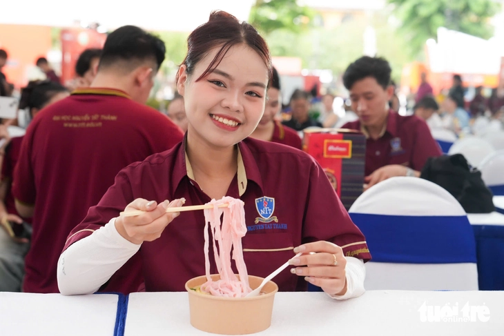 Otestujte si své dovednosti v míchání pho na Pho Day 2025 - Foto 12. Ngày của Phở - Ảnh 12.