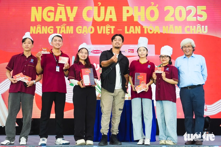 Otestujte si své dovednosti v míchání pho na Pho Day 2025 - Foto 13. Ngày của Phở - Ảnh 13.