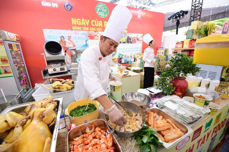 Vietnamese pho offers unique and delicious options like bird's nest pho and shrimp pho at Pho Day - Photo 1. Ngày của phở - Ảnh 1.
