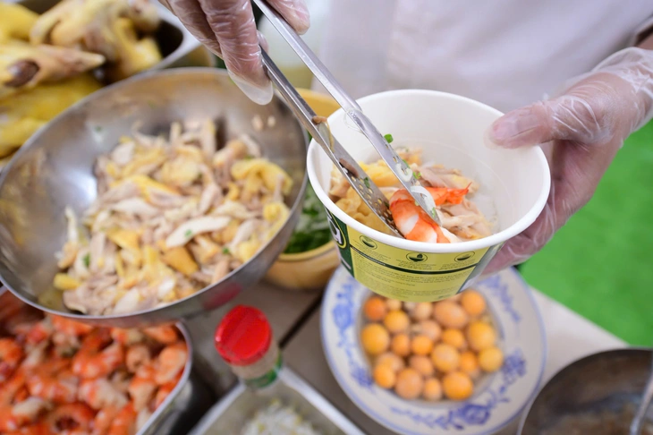 Pho Ta offers unique and delicious options like bird's nest pho and shrimp pho at Pho Day - Photo 2. Phở Ta lạ miệng với phở yến và phở tôm tại Ngày của Phở - Ảnh 2.