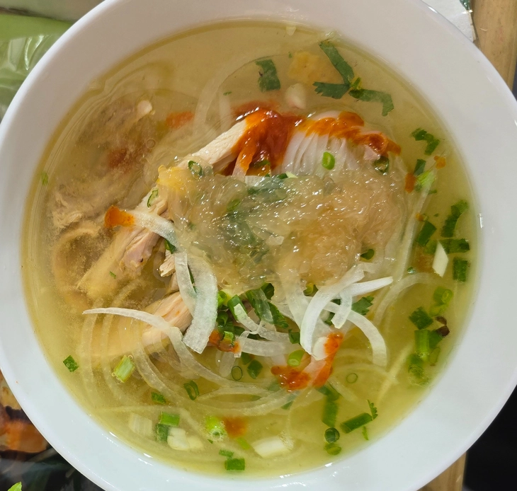 Vietnamese pho offers unique flavors with bird's nest pho and shrimp pho at Pho Day - Photo 4. Ngày của phở - Ảnh 4.