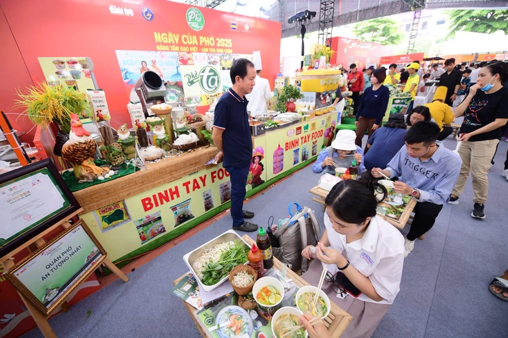 Vietnamese pho offers unique flavors with bird's nest pho and shrimp pho at Pho Day - Photo 5. Ngày của phở - Ảnh 5.