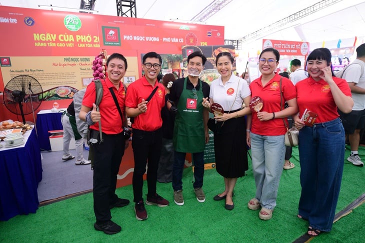 Artists and writers attend the opening ceremony of Pho Day: Just smelling the pho makes you crave it - Photo 2. Ngày của Phở - Ảnh 2.
