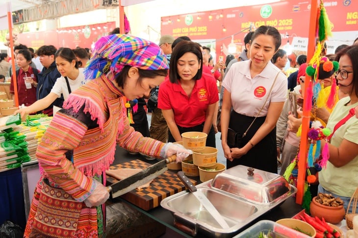 Artists and writers attend the opening ceremony of Pho Day: Just smelling the pho makes you crave it - Photo 3. Ngày của Phở - Ảnh 3.