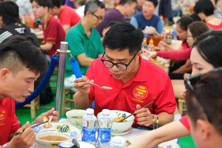 Artists and writers attend the opening ceremony of Pho Day: Just smelling the pho makes you crave it - Photo 4. Ngày của Phở - Ảnh 4.