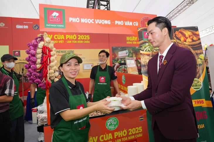 Artists and writers attend the opening ceremony of Pho Day: Just smelling the pho makes you crave it - Photo 5. Ngày của Phở - Ảnh 5.