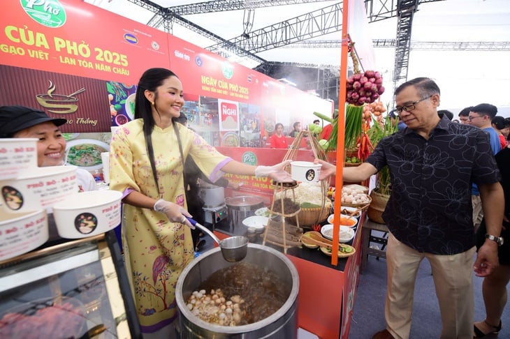 Artists and writers attend the opening ceremony of Pho Day: Just smelling the pho makes you crave it - Photo 7. Ngày của Phở - Ảnh 6.