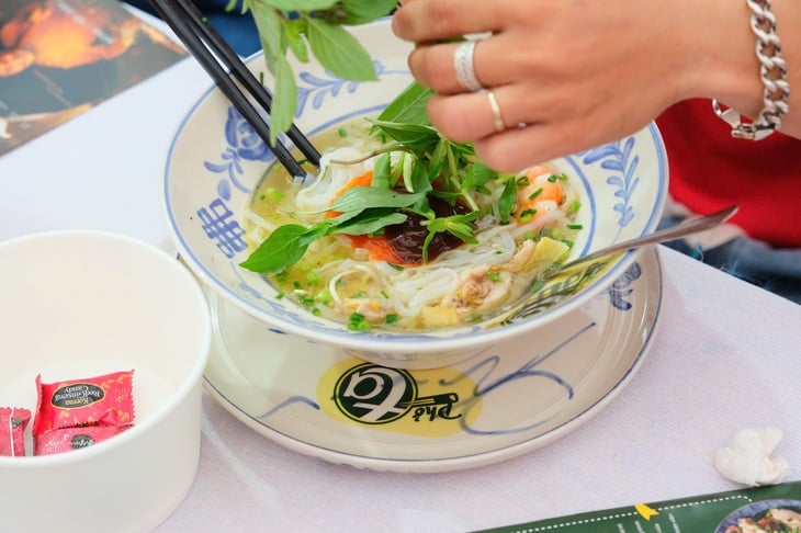 Artists and writers attend the opening ceremony of Pho Day: Just smelling the pho makes you crave it - Photo 8. Nghệ sĩ đến Ngày của Phở: Mê mẩn những gian hàng cắt bánh phở thủ công - Ảnh 7.