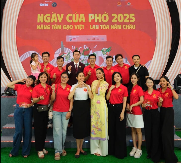 Artists and writers attend the opening ceremony of Pho Day: Just smelling the pho makes you crave it - Photo 9. Ngày của Phở - Ảnh 8.