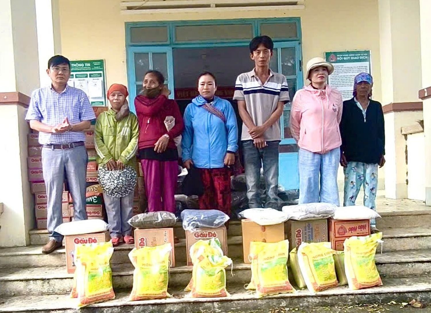 Mặt trận xã trao quà hỗ trợ cho người dân.