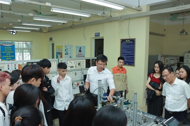 លក្ខណៈវិនិច្ឆ័យធានាគុណភាពជាកាតព្វកិច្ច នៅពេលដែលសាកលវិទ្យាល័យផ្តល់ការបណ្តុះបណ្តាលកម្រិតមហាវិទ្យាល័យ - រូបភាពទី 2។ Những tiêu chí bắt buộc bảo đảm chất lượng khi đại học đào tạo cao đẳng- Ảnh 2.