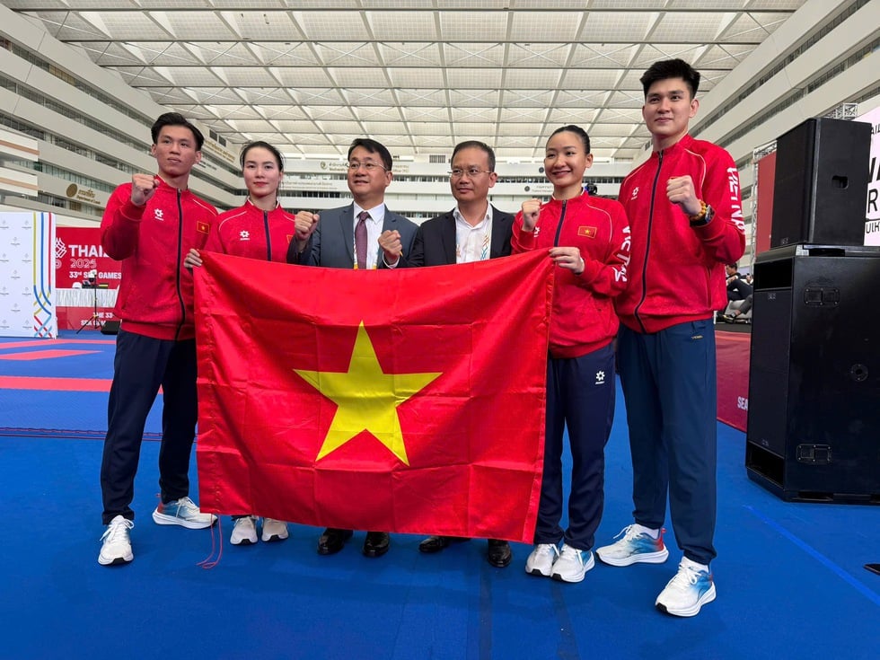 My Tam and Dinh Thi Huong won gold medals in karate at both SEA Games, showcasing their talent and beauty! - Photo 1. Mỹ Tâm và Đinh Thị Hương hái vàng karate cả 2 kỳ SEA Games, tài sắc vẹn toàn!- Ảnh 1.