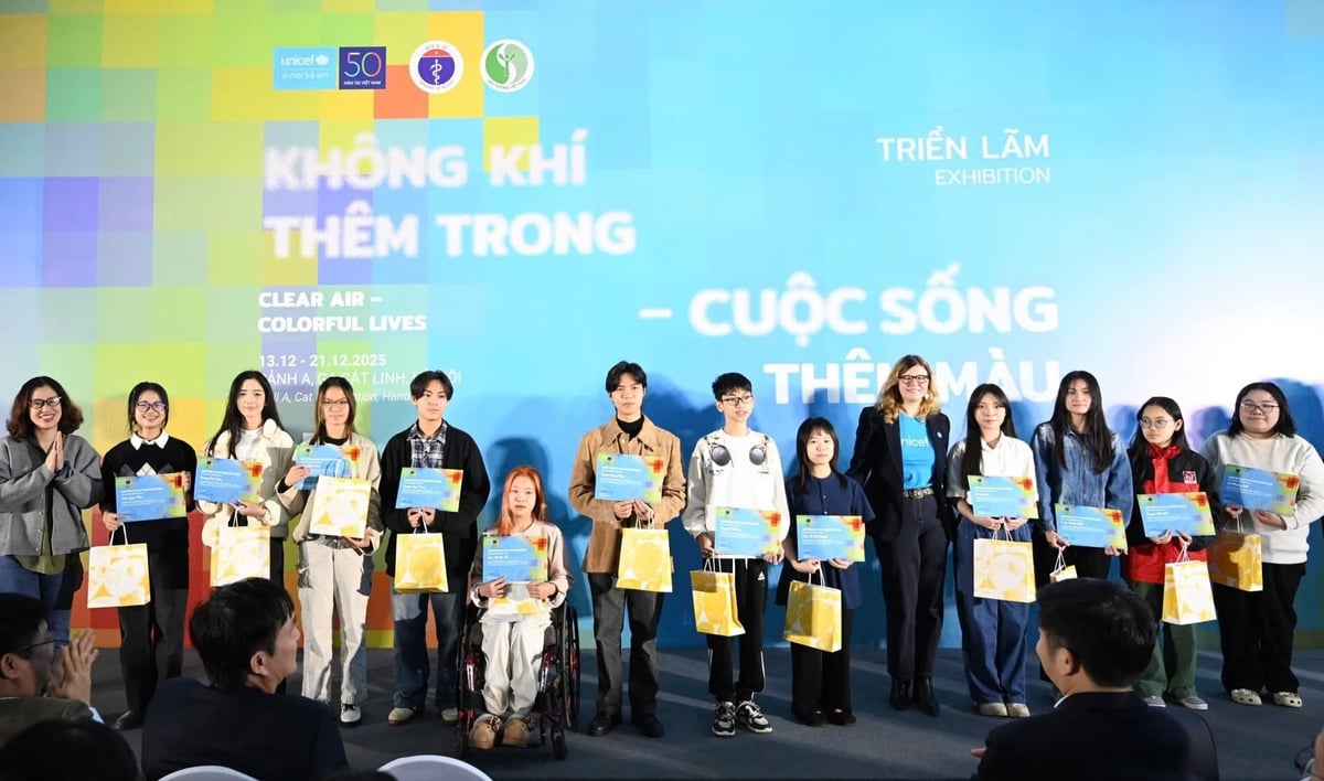 Các thanh thiếu niên góp mặt trong dự án Photovoice trong khuôn khổ triển lãm 'Không khí thêm trong, Cuộc sống thêm màu'. Ảnh: Kiều Chi.