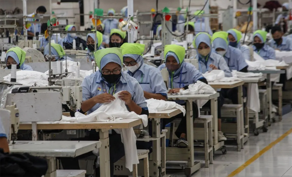 Endonezya'nın Orta Java eyaleti Surakarta'daki bir hazır giyim fabrikasında işçiler. Fotoğraf: “Antara”