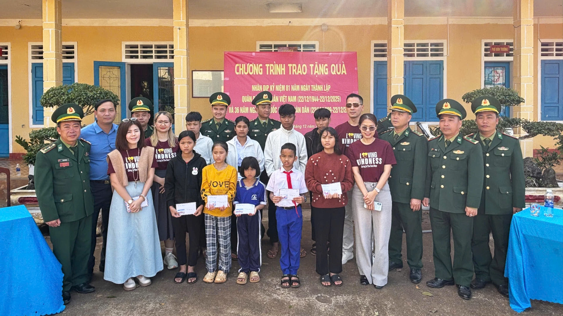 بہت سے گھرانوں اور طالب علموں کو نقدی اور بچت کی پاس بکس موصول ہوئیں - تصویر: H.N