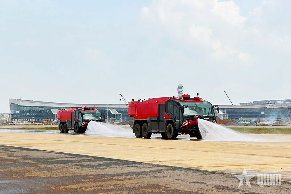 ٹیک آف اور لینڈنگ کے لیے رن وے کو صاف کرنے کے لیے پانی کا چھڑکاؤ۔ تصویر: VATM کے ذریعہ فراہم کردہ۔