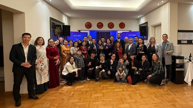 គណៈប្រតិភូដែលចូលរួមក្នុងពិធីជប់លៀងរំលឹកខួបលើកទី ១៥ នៃការបង្កើតស្ថានទូតវៀតណាមប្រចាំនៅប្រទេសក្រិក។ (រូបថត៖ ស្ថានទូតវៀតណាមប្រចាំនៅប្រទេសក្រិក)