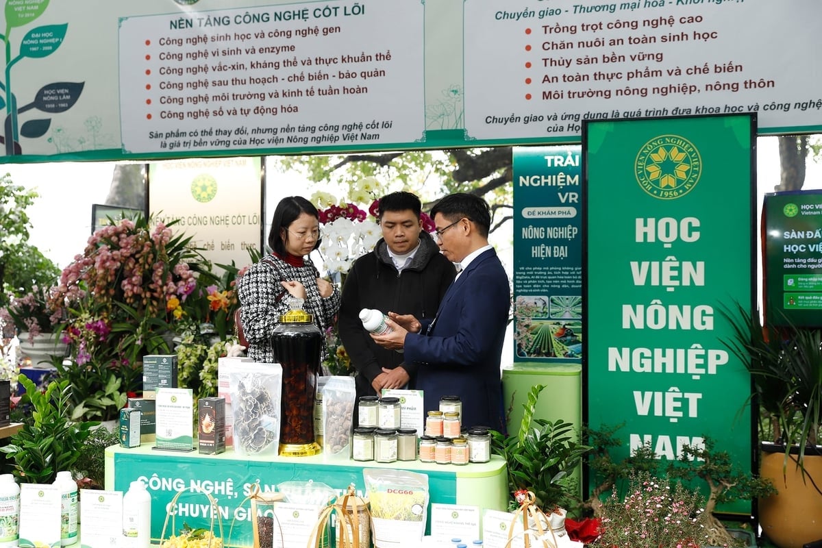 PGS.TS Trần Hiệp cho biết hiện Học viện có hàng trăm sản phẩm nghiên cứu khoa học được hình thành từ các đề tài của giảng viên và sinh viên. Các sản phẩm trải rộng trên nhiều lĩnh vực như trồng trọt, chăn nuôi, thú y, thủy sản, công nghệ sinh học, công nghệ môi trường và công nghệ thực phẩm. Ảnh: Khương Trung.