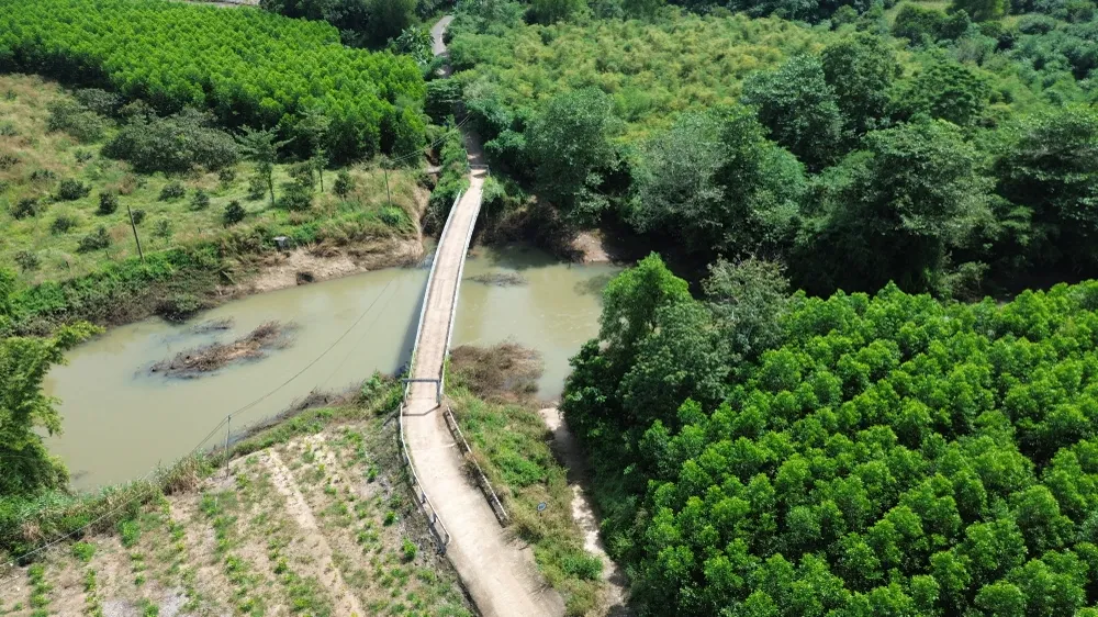 ຂົວດັ່ງກ່າວຂ້າມແມ່ນ້ຳຣາຍ, ເຊື່ອມຕໍ່ຕາແສງຊວນເຊີນ ແລະ ຕາແສງຮວ່າໂຫ້ຍ.